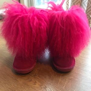 The cutest bearpaw fuzzy boots! Toddler size 11.